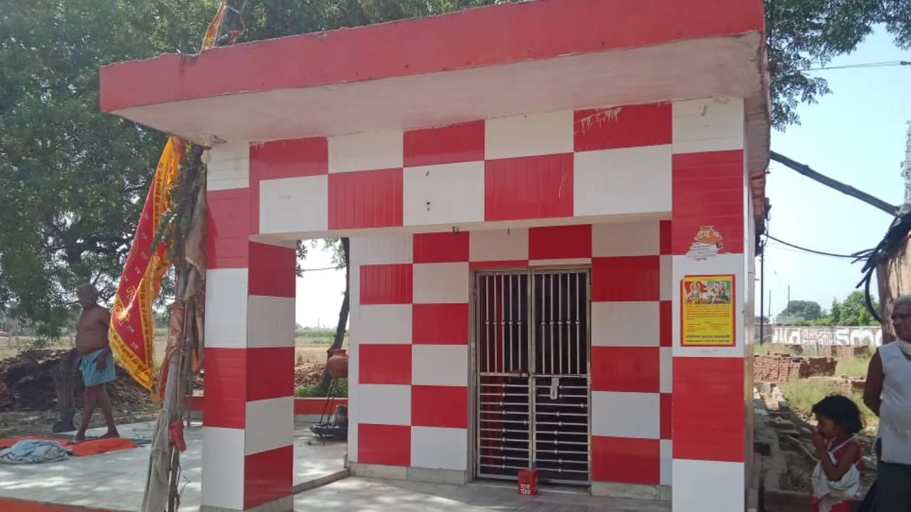 Kannauj Theft: हनुमान मंदिर से पीतल के घंटे व डेग चोरी...दान पात्र उखाड़ ले गये चोर, पहले भी हो चुकी चोरी, ग्रामीणों में आक्रोश
