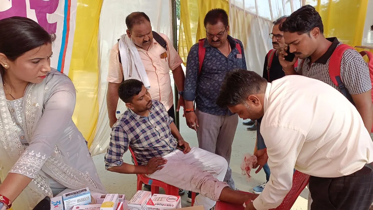 Farrukhabad News: ऑटो रिक्शा पलटने से मची चीख-पुकार, तीन मतदान अधिकारी घायल