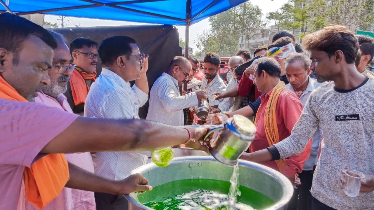 Unnao News: जेठ के पहले मंगल पर भक्त हनुमान मंदिर के कर रहे दर्शन..जगह-जगह हो रहा प्रसाद वितरण