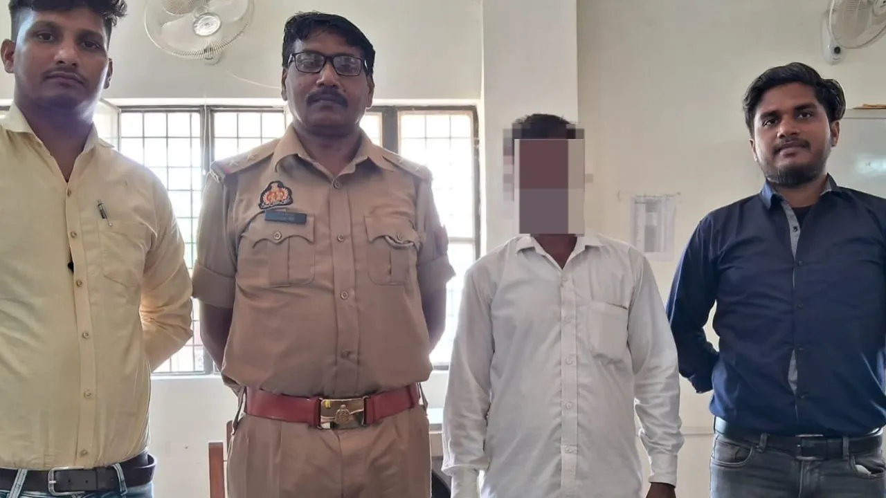 Lok Sabha Election 2024: उन्नाव में एसएसटी व पुलिस टीम ने चेकिंग के दौरान रोकी जीप, पकड़े 5.55 लाख रुपये...