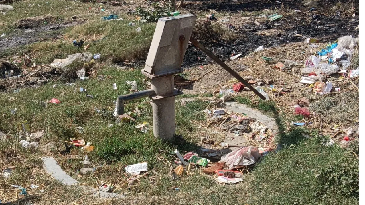 Unnao News: जमींदोज हुए हैंडपंप, पेयजल संकट से जूझ रहे लोग...प्रधान व अधिकारी नहीं दे रहे ध्यान 