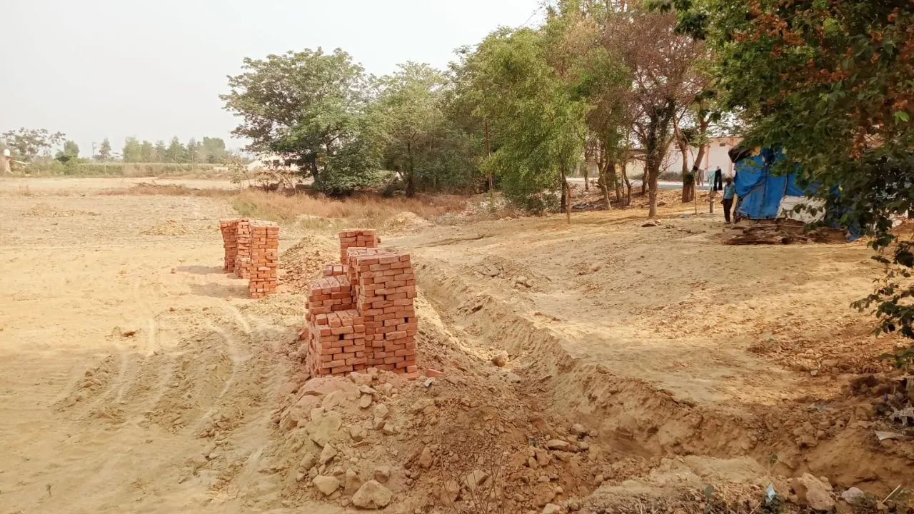 Unnao News: साहब! दबंग कर रहा सरकारी तालाब पर कब्जा...पीड़ित ने SDM को दिया शिकायती पत्र