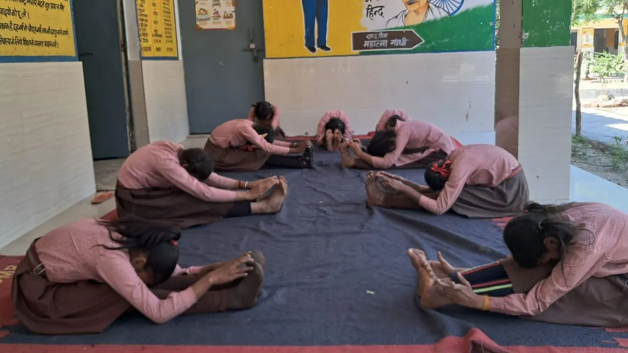 Unnao: परिषदीय विद्यालय आहिस्ता-आहिस्ता हर घर पहुंचा रहे योग...जिले के इतने विद्यालयों में नियमित कराया जाता है योगाभ्यास