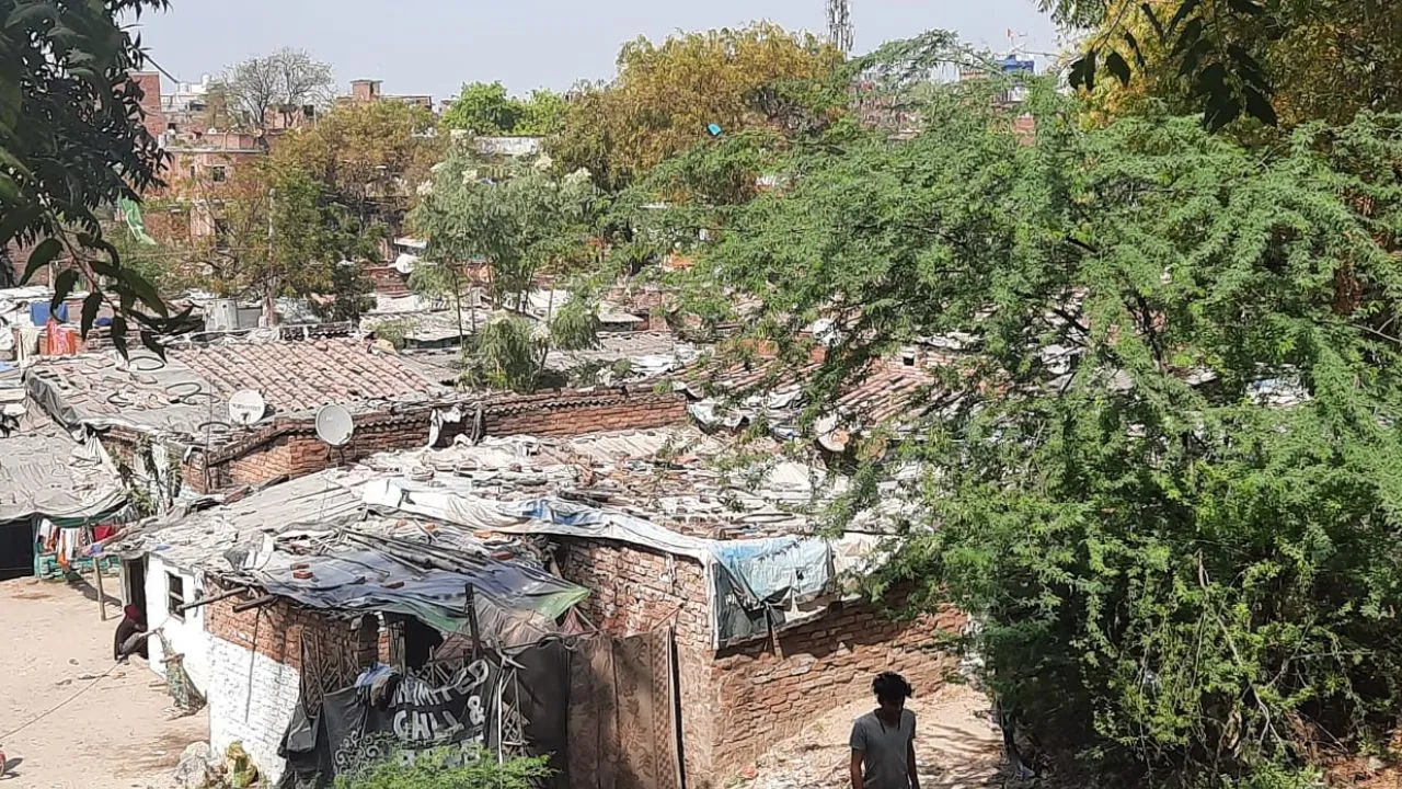 Unnao: रेलवे की घुड़की के बाद भी राजीव नगर खंती से नहीं हटी झुग्गी-झोपड़ियां...समय सीमा पूरी, लोगों ने नहीं हटाया अतिक्रमण