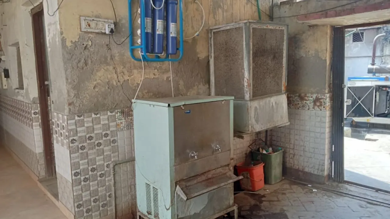 Unnao News: वाटर कूलर खराब, पालिका कर्मियों को नहीं मिल रहा ठंडा पानी