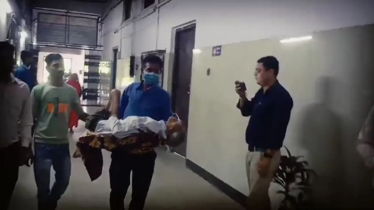 Kanpur: स्वास्थ्य अधिकारियों के दावों की खुली पोल: गोद में पिता को लेकर लैब पहुंचा बेटा, देखते रहे प्रमुख सचिव, देखें- VIDEO