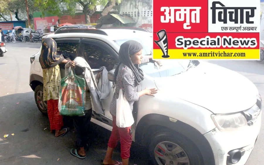 यूपी में आउट ऑफ स्कूल बच्चों को स्कूल पहुंचाने का आदेश, सड़क पर भीख मांगते बच्चों के लिए जिम्मेदार कौन? 