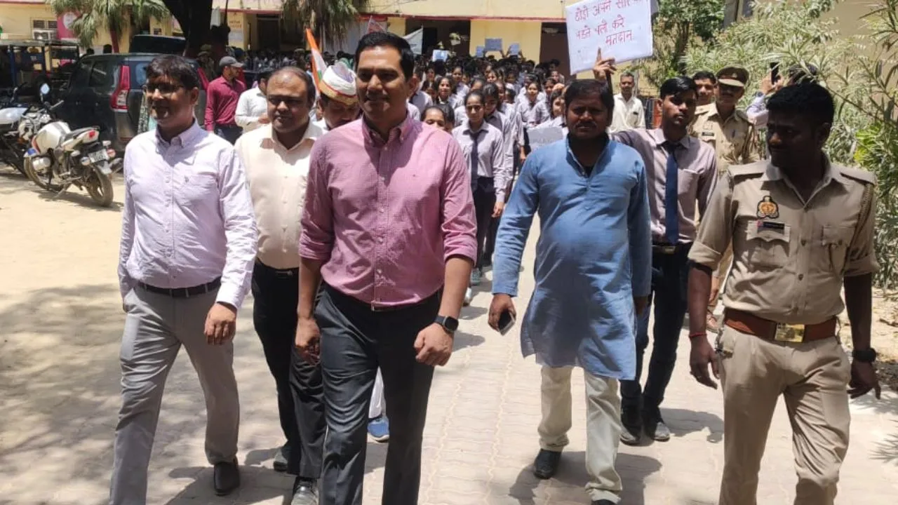 Unnao News: मतदाता जागरूकता रैली निकाल छात्रों ने किया जागरूक...सीडीओ ने हरी झंडी दिखाकर किया रवाना