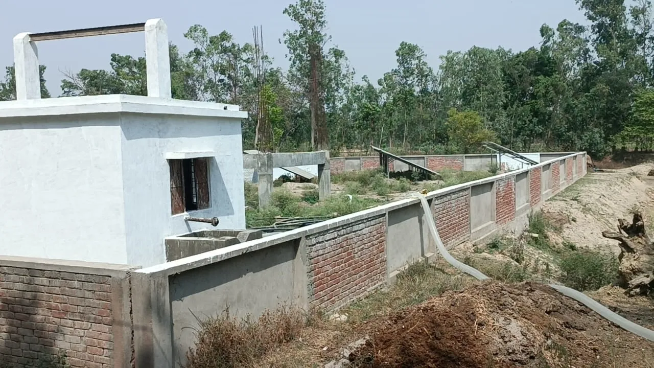 सीतापुर में पीने के पानी की टंकी से सींचे जा रहे खेत,  ग्रामीणों को नहीं मिल पा रहा पेयजल  