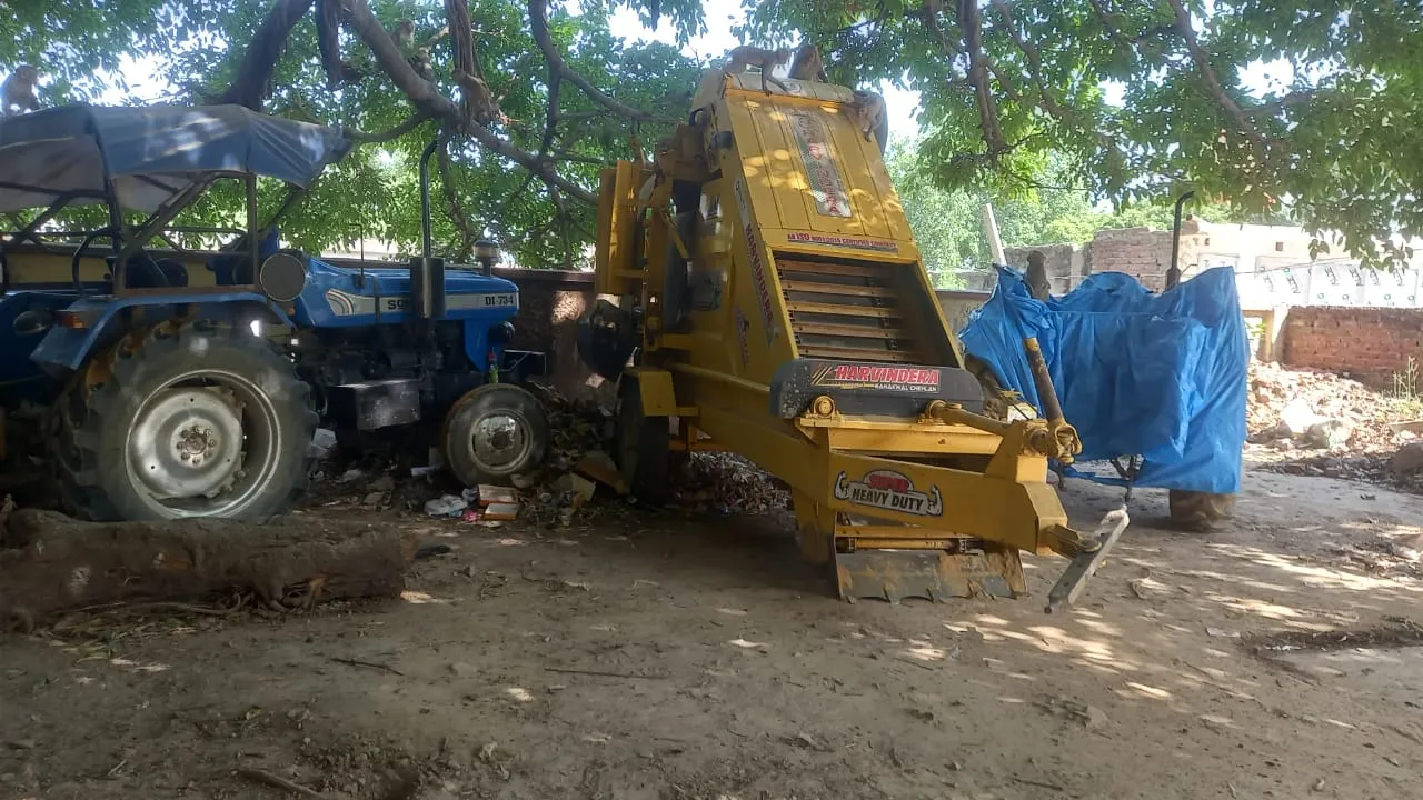 बदायूं: खनन अधिकारी ने की छापेमारी,  ट्रैक्टर-ट्राली और एक मशीन पकड़ी