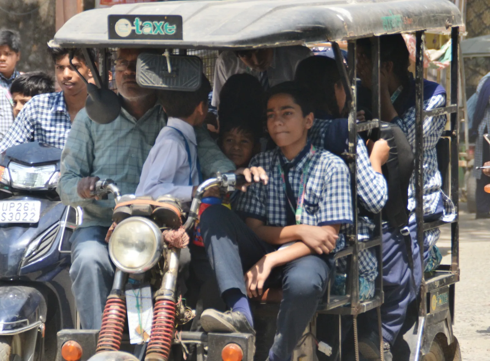 पीलीभीत: ई-रिक्शा में बेतरतीब तरीके से ले जाए जा रहे स्कूली बच्चे, न परिजन गंभीर न सिस्टम संजीदा...नियम-कानून ताक पर