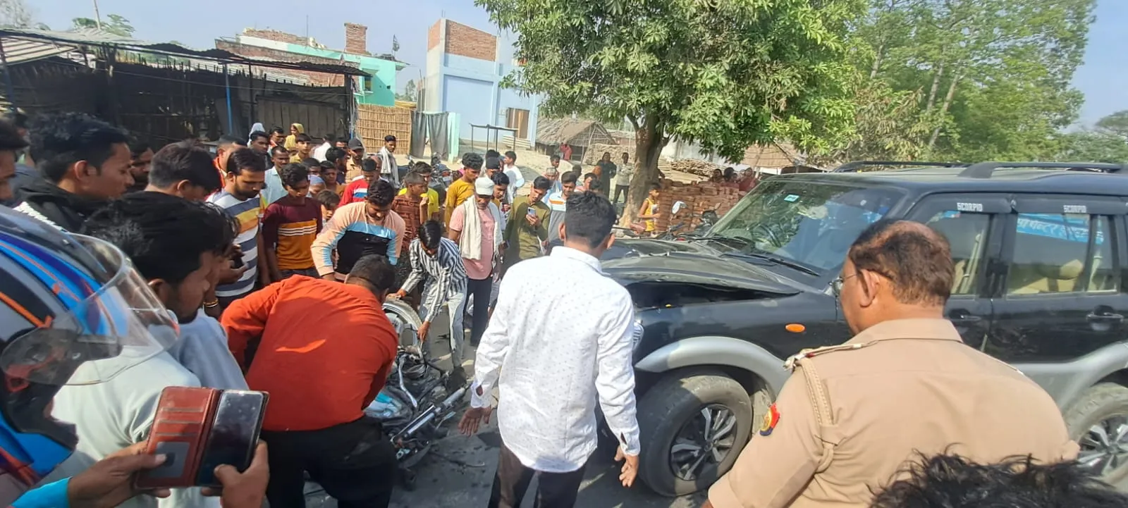 लखीमपुर-खीरी: स्कार्पियों में फंसी बाइक 20 मीटर घसीटी, पिता की मौत...दो बेटियां घायल 