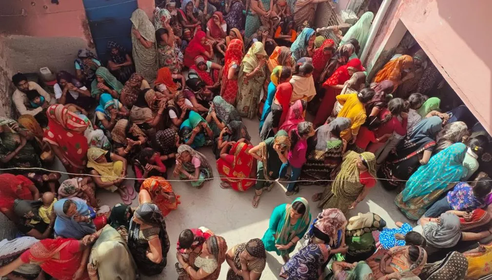 रामपुर: दो बच्चों समेत पांच अर्थियां उठते देख हर आंख हुई नम, सड़क हादसे में गंवाई थी जान  
