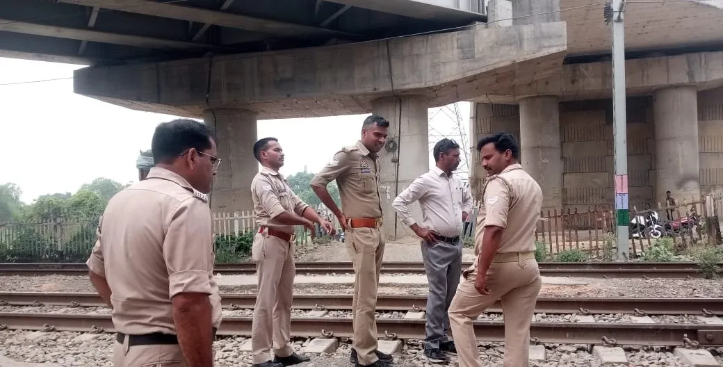 शाहजहांपुर: ट्रेन से कटकर दिव्यांग की मौत, ट्रेनों में बेचता था मूंगफली 