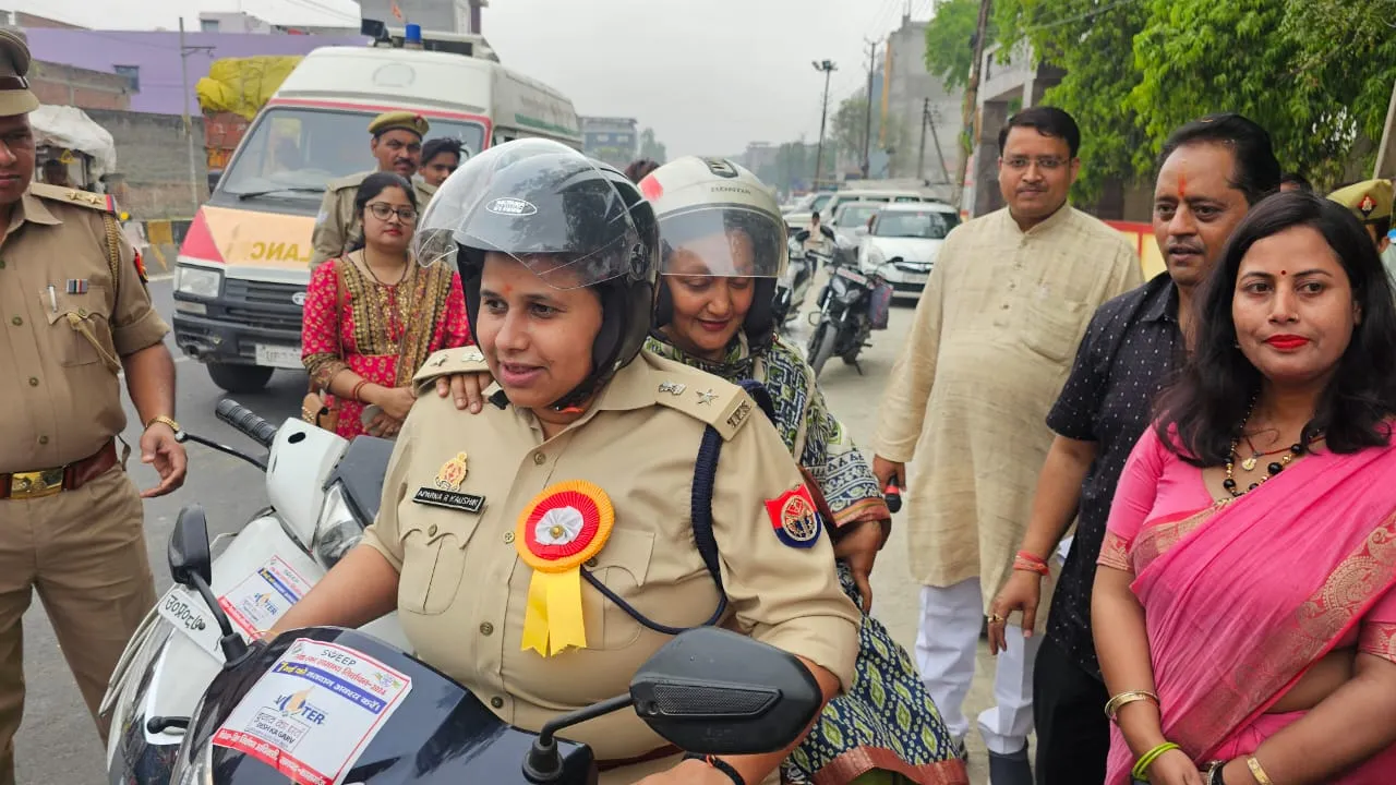 मतदाता जागरूकता: एसपी बनीं दुपहिया वाहन की चालक, डीएम बनीं संदेशवाहक