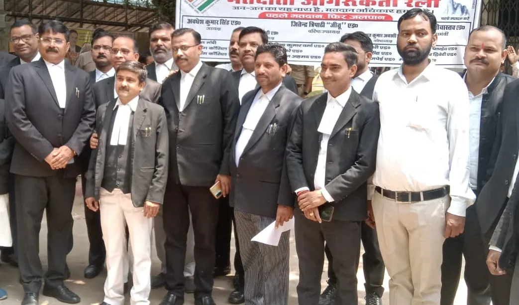 लखीमपुर-खीरी: जिला अधिवक्ता संघ ने निकाली मतदाता जागरूकता रैली, सिविल कोर्ट में घूमकर की मतदान करने की अपील