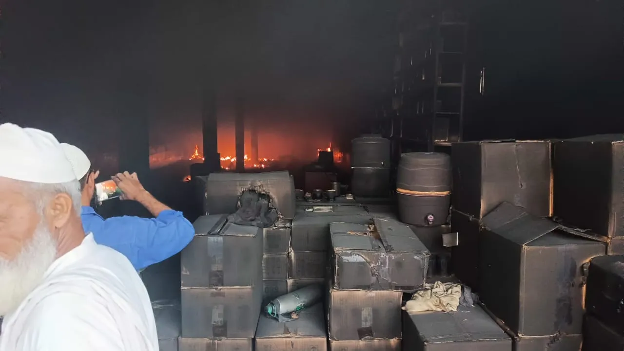 रामपुर: शॉर्ट सर्किट से दवा के गोदाम में लगी आग, लाखों का नुकसान