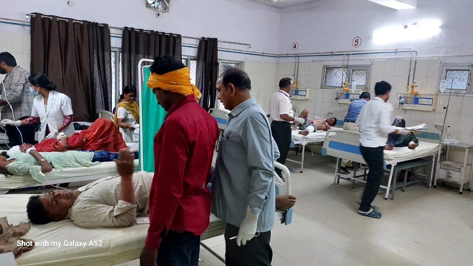 पीलीभीत: अनियंत्रित डीसीएम पेड़ से टकराई, तीन की मौत, 33 घायल...चालक को झपकी आने से हुआ हादसा