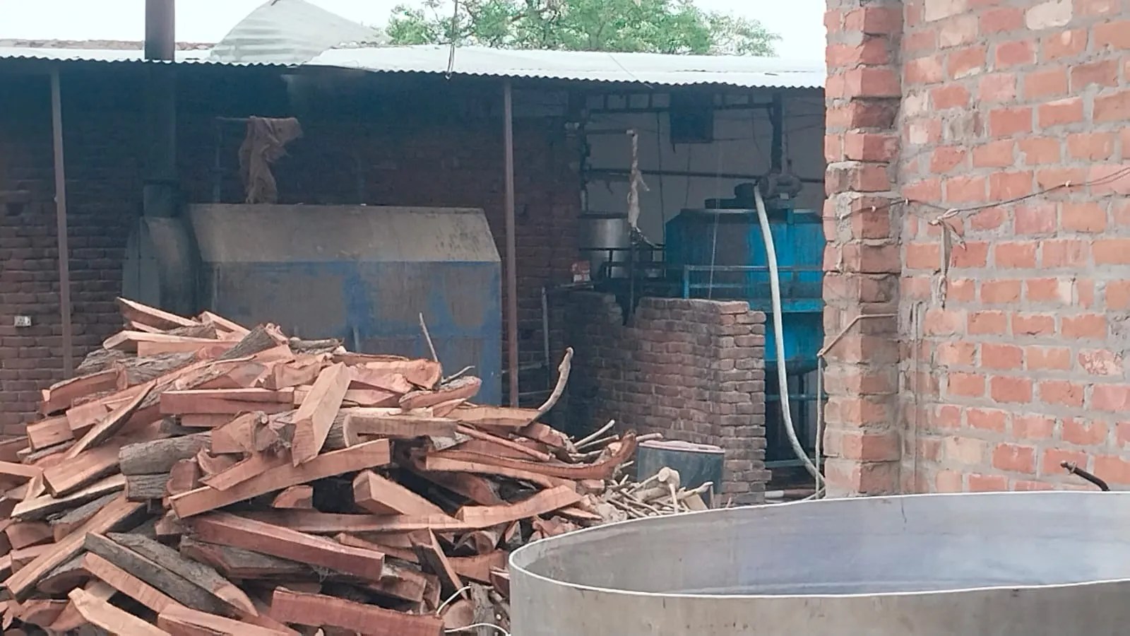 बाराबंकी: फैक्ट्री के कंप्रेशर टैंक में जबरदस्त धमाका, आवाज से सहम गये लोग