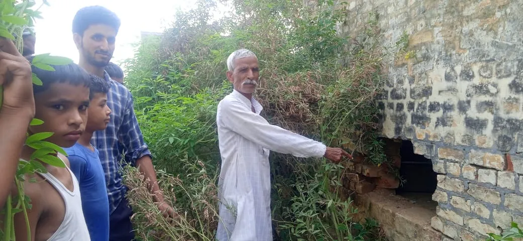 बदायूं: आंगन में सो रहा था परिवार, दीवार काटकर हजारों की चोरी