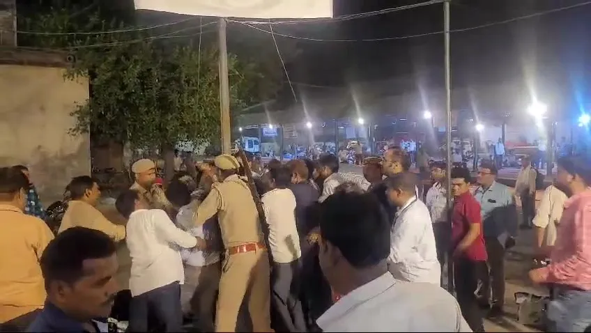 लखीमपुर-खीरी: मंडी समिति बनी अखाड़ा, ईवीएम जमा करने को लेकर कर्मचारियों में जमकर मारपीट