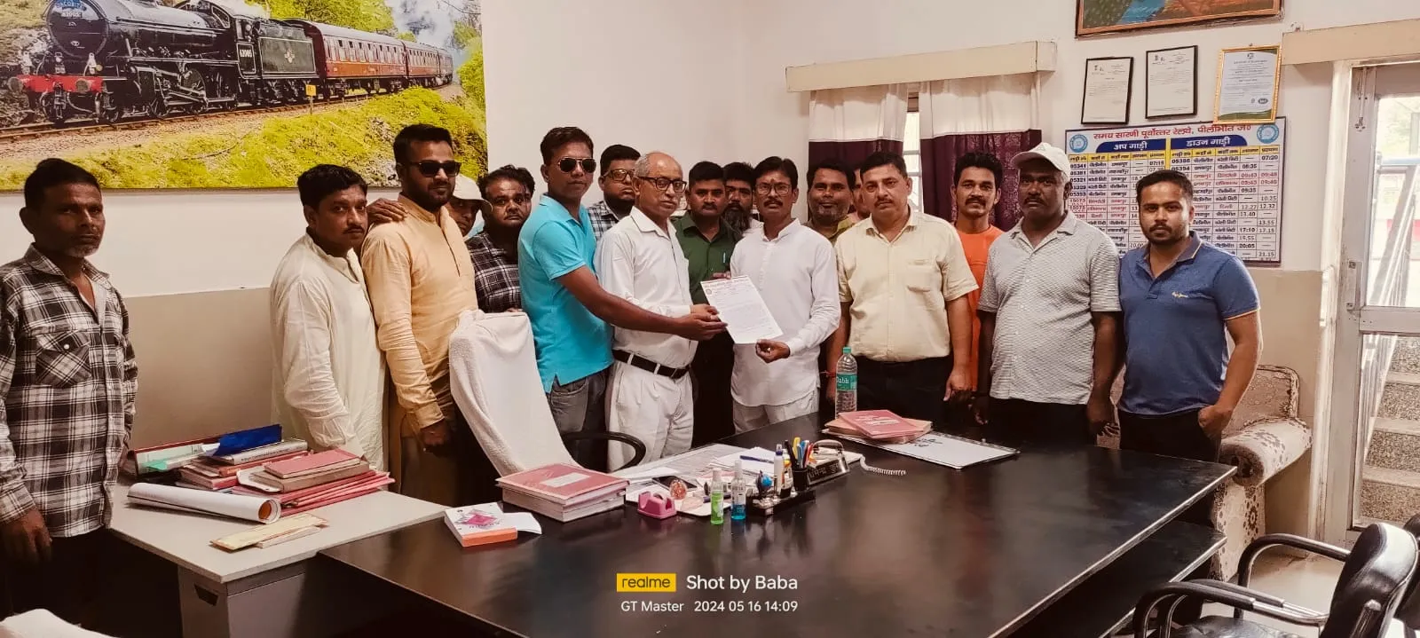 पीलीभीत: साहब!  प्रदेश और देश की राजधानी से पीलीभीत के व्यापारी कोसों दूर...चलाई जाए प्रतिदिन ट्रेन वरना करेंगे धरना प्रदर्शन