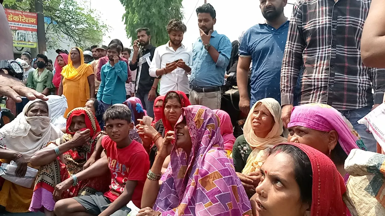 मुरादाबाद: राशन डीलर की घटतोली के खिलाफ आक्रोशित महिलाओं ने हाइवे किया जाम, जमकर हंगामा