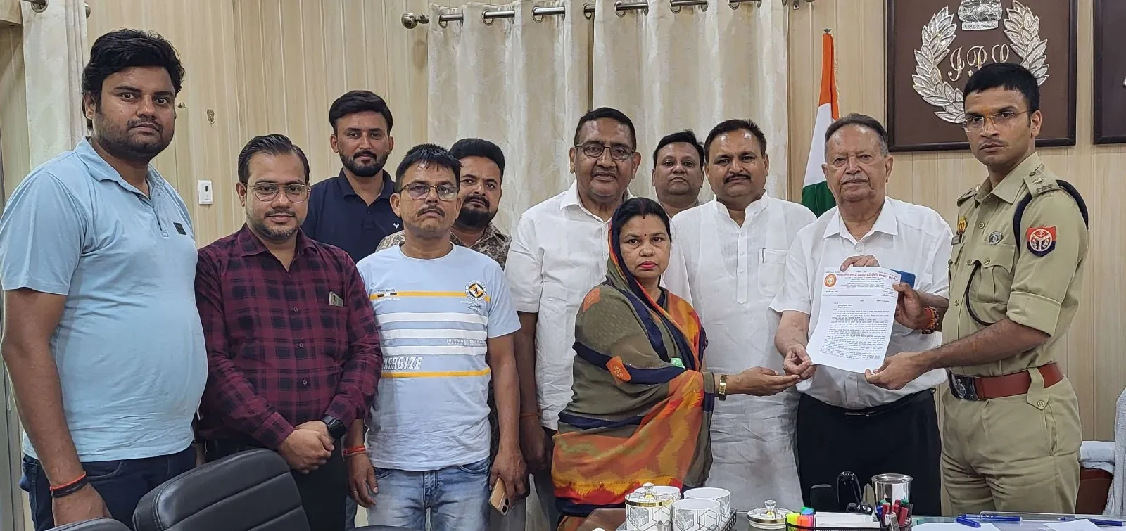 पीलीभीत: डकैती से सताया डर...पीड़ित के साथ डीएम-एसपी से मिले व्यापारी नेता, मिला सुरक्षा का आश्वासन 