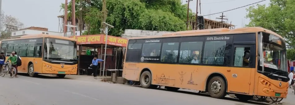 शाहजहांपुर: भीषण गर्मी में इलेक्ट्रिक बस का एसी भी दे रहा जवाब, उमस के बीच कट रहा सफर 