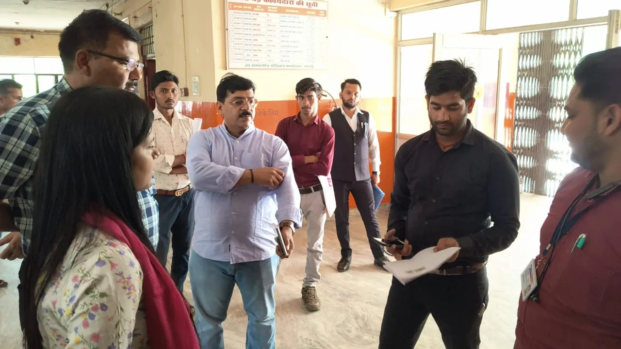 बदायूं: एडीएम और सिटी मजिस्ट्रेट का छापा, दुकानें छोड़कर भागे दलाल