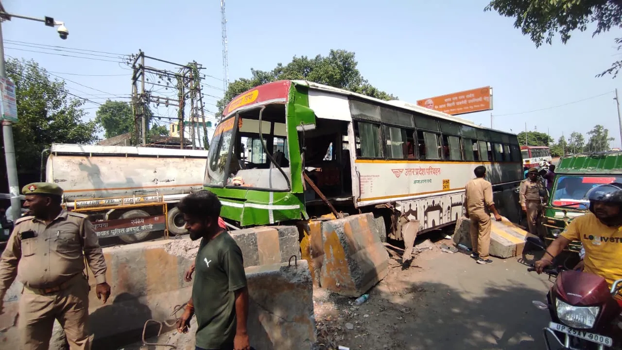 बरेली: बस के ब्रेक फेल...डिवाइडर से टकराई, बड़ा हादसा होने से टला
