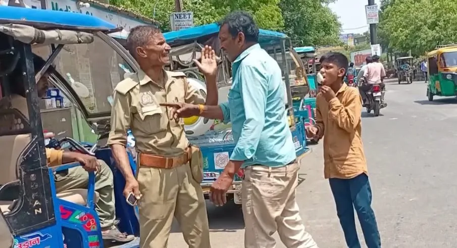 बदायूं: अस्पताल गेट पर जाम लगा रहे ई-रिक्शा चालक ने होमगार्ड से की मारपीट