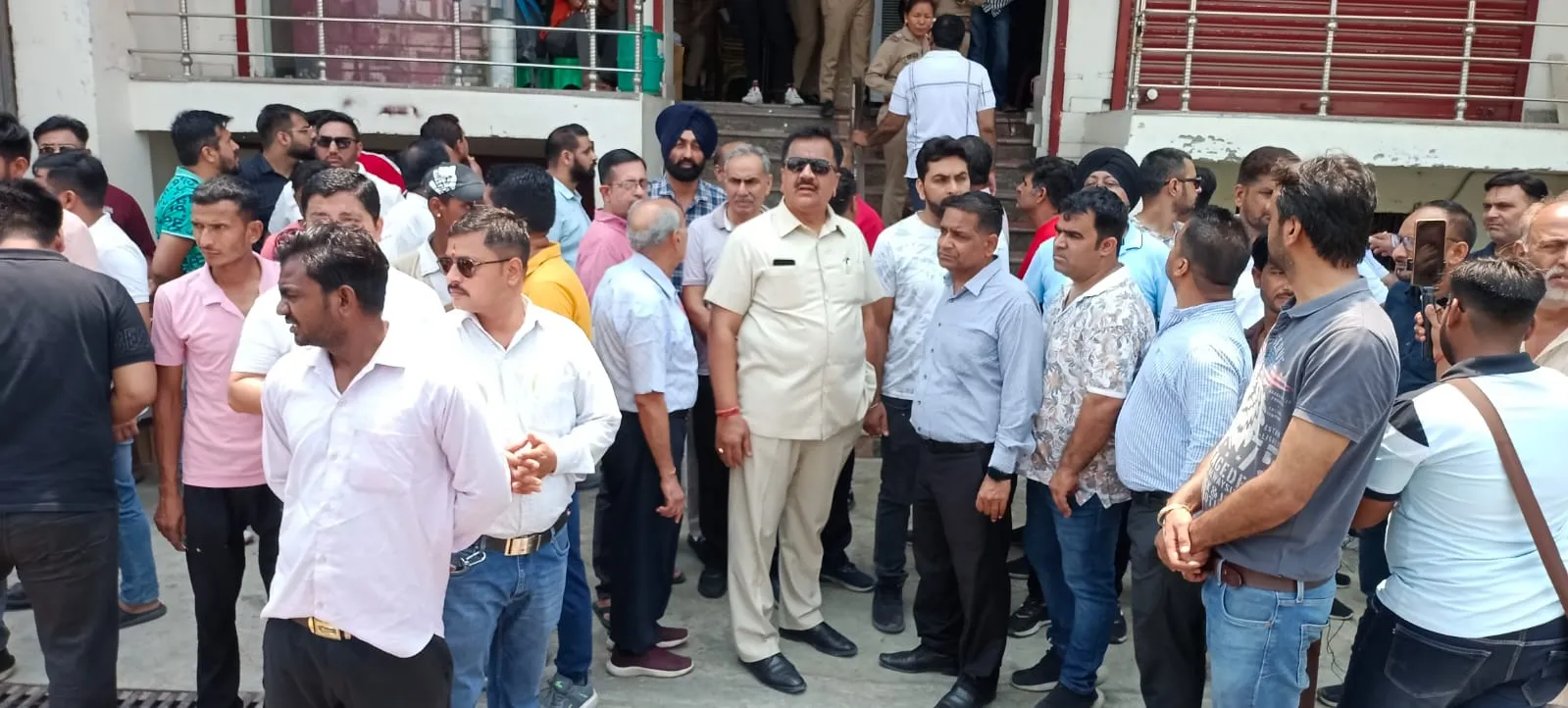 रुद्रपुर: इनकम टैक्स की रेड के खिलाफ सड़कों पर उतरे व्यापारी