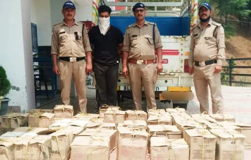 अल्मोड़ा: एसओजी और दन्या पुलिस ने पकड़ी अवैध शराब से भरी पिकप 
