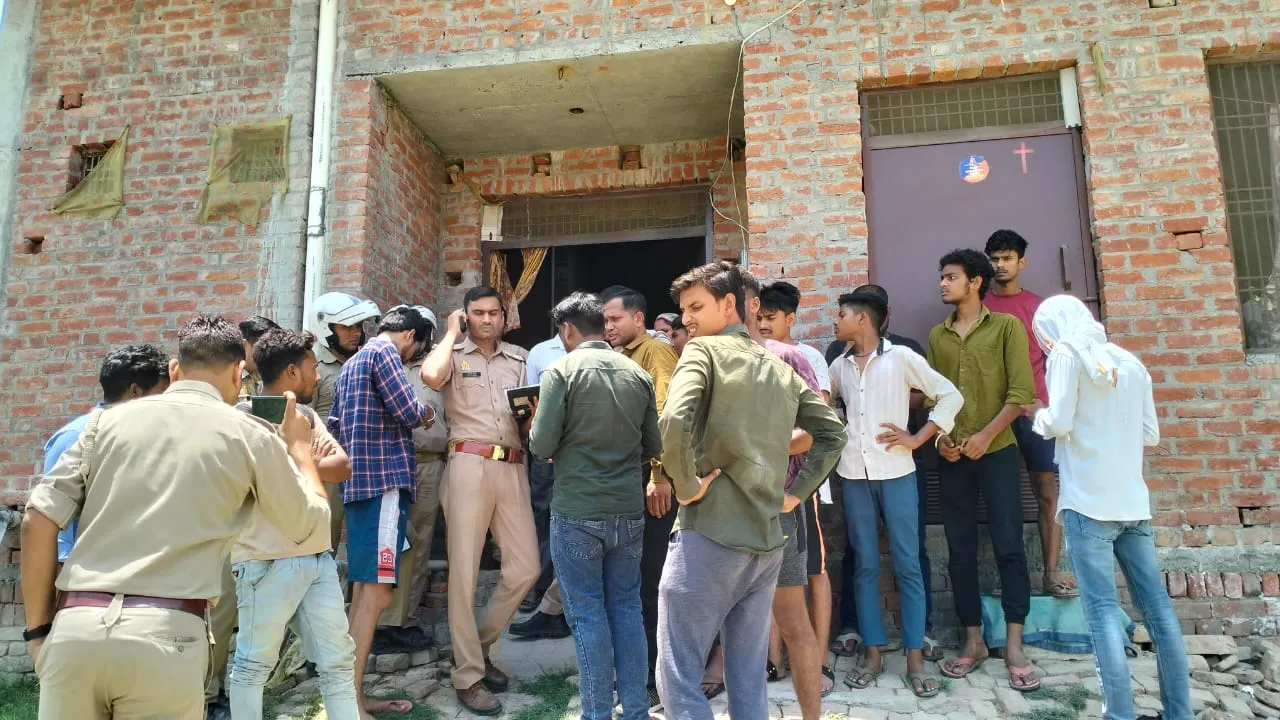कासगंज: धर्म परिवर्तन की अफवाह पर भड़के हिंदूवादी, पहुंची पुलिस...आक्रोशितों को समझाया