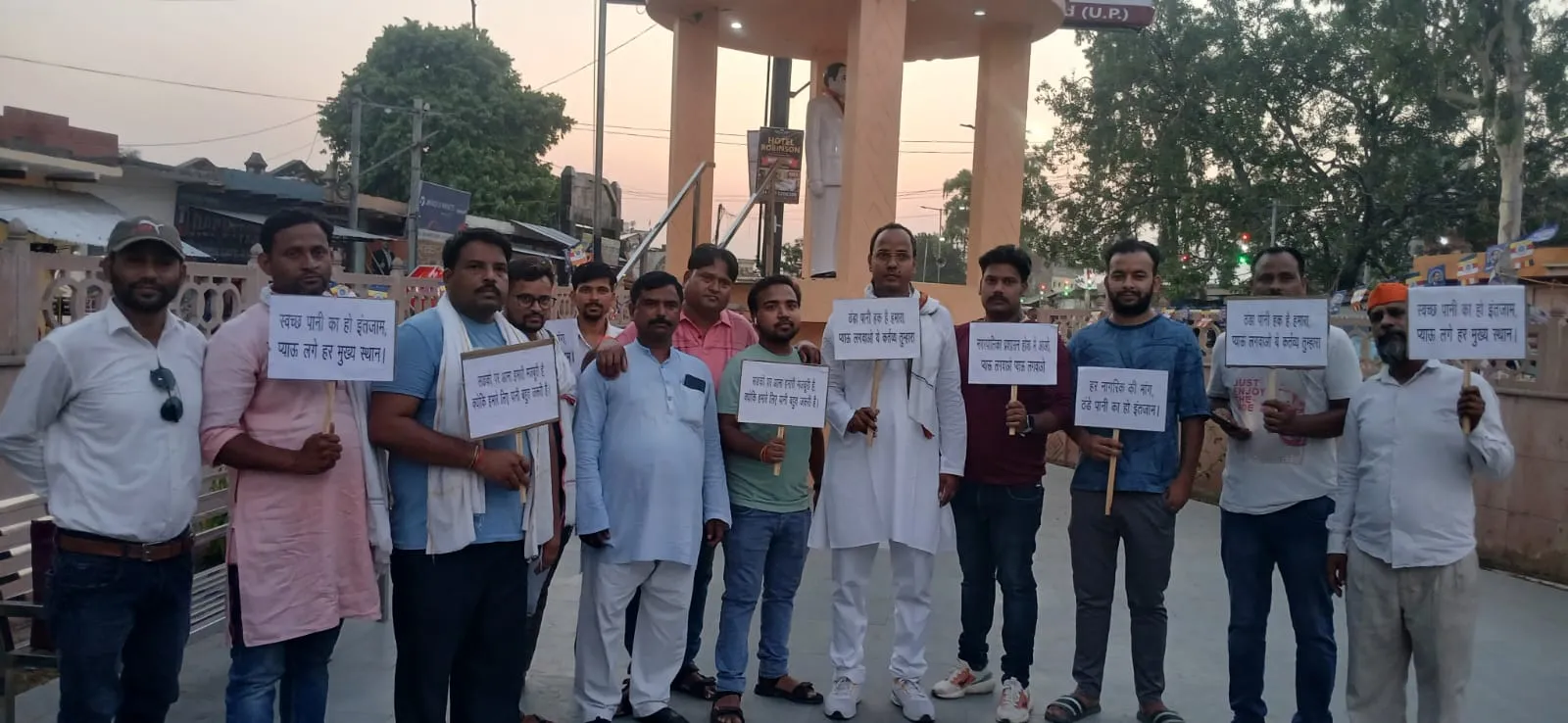 कासगंज: शीतल पेयजल का किया जाए बेहतर इंतजाम, समाजसेवी के नेतृत्व में सड़कों पर उतरे लोग