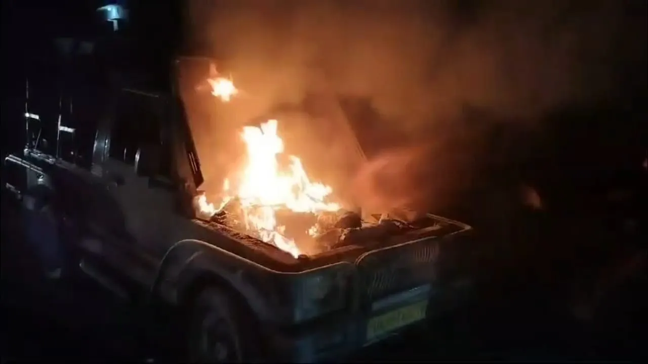 रामनगर: सड़क किनारे खड़ी  जिप्सी से निकली आग की लपटें...