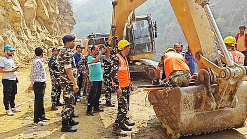 अल्मोड़ा: टनकपुर तवाघाट हाइवे पर पोकलैंड खाई में गिरी, ऑपरेटर की मौत 