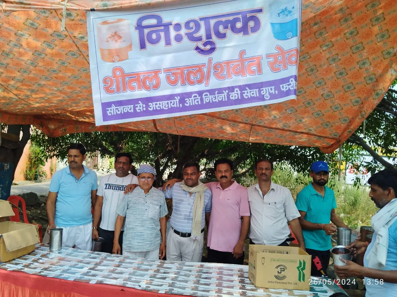 बरेली: भीषण गर्मी से लोग बेहाल, राहगीरों को राहत देने के लिए पिलाया शर्बत