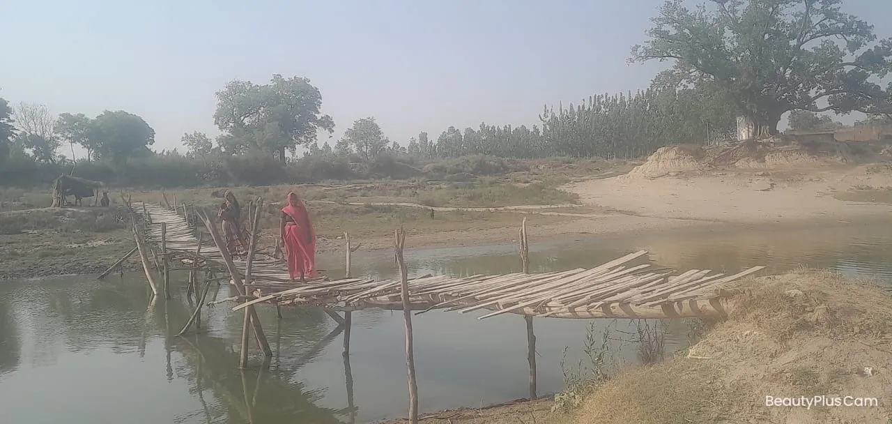 बरेली: झूलते पटरों से गुजर रही नरखेड़ा वासियों की गाड़ी, जान जोखिम में डाल रहे लोग