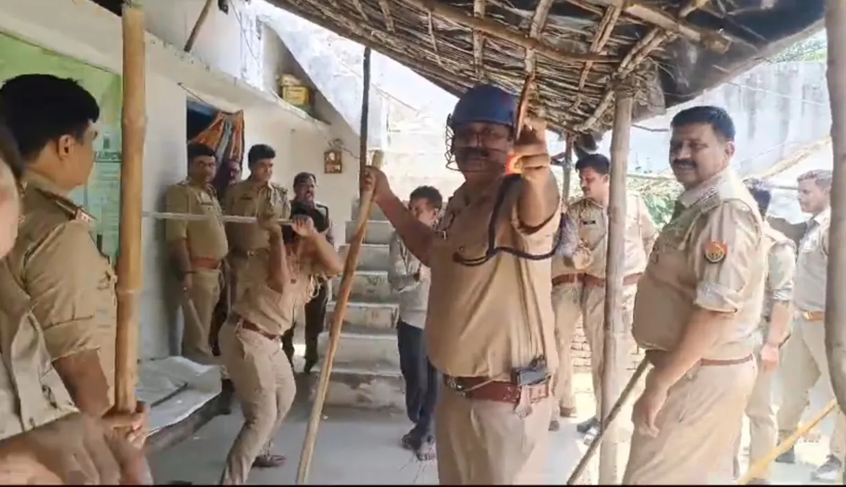 लखीमपुर खीरी: बवाल के बाद SO  ने एक युवक पर उतारा गुस्सा, घर में घुसकर जमकर बरसाए डंडे...वीडियो वायरल