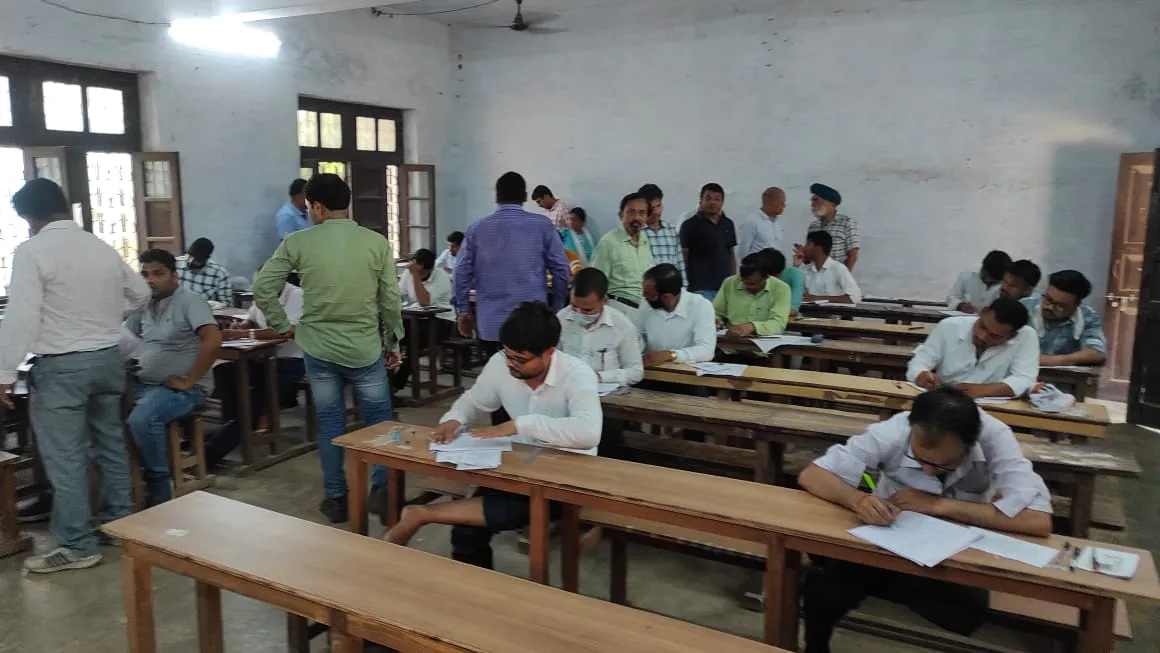 बरेली कॉलेज में एलएलबी परीक्षा के दूसरे दिन धरे गए चार नकलची