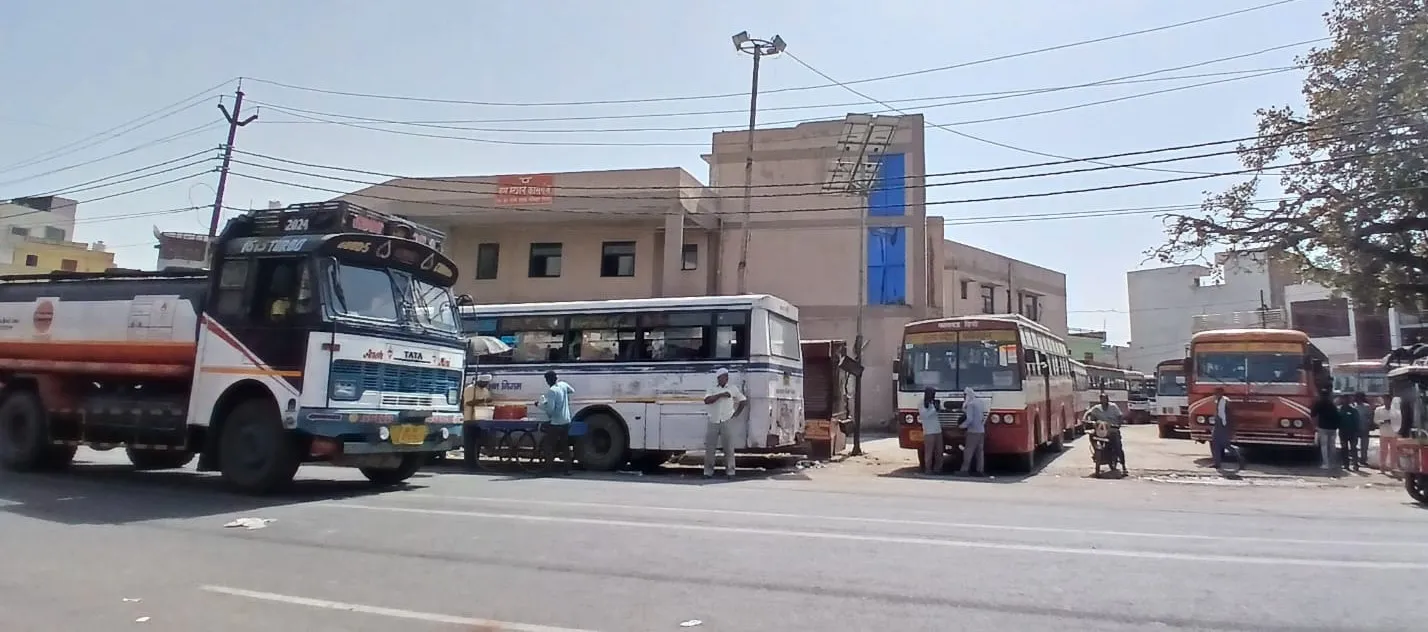 कासगंज: सुबह-शाम फुल तो दोपहर को खाली दौड़ रही निगम की बसें, तेज धूप से बस स्टैंड पर पसरता है सन्नाटा  