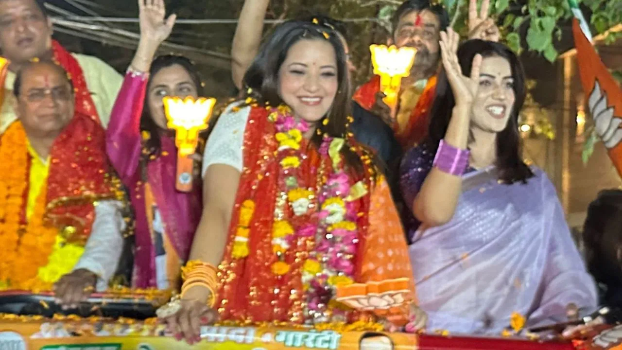 Kanpur: भोजपुरी अभिनेत्री अक्षरा सिंह और मोनालिसा ने किया रोड शो; बोलीं- रउआ ढ़ेर सारा आपन बेटा का प्यार दिहल जा 