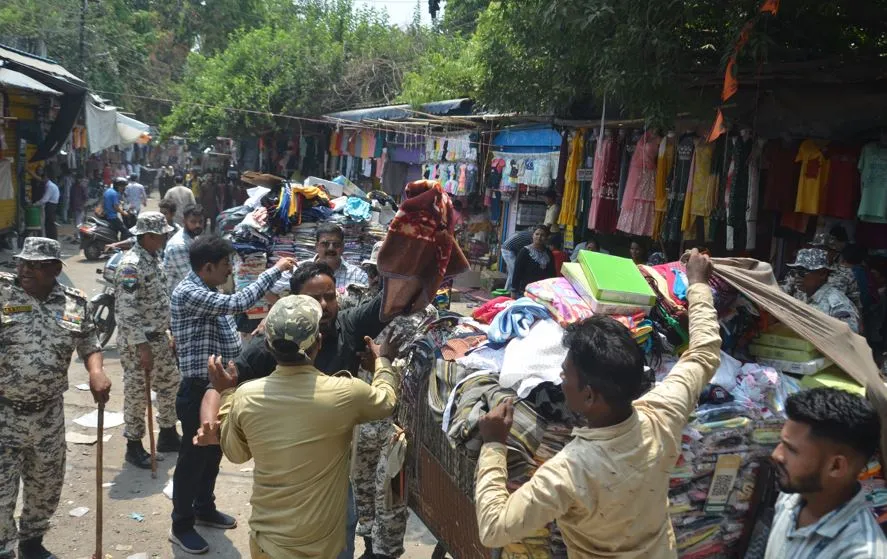 Bareilly News: अतिक्रमण कभी हटता नहीं... अफसरों के लिए फर्जी रिपोर्ट काफी