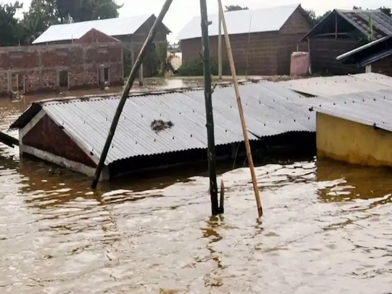 अफगानिस्तान में भारी बारिश और बाढ़ ने मचाई तबाही, 70 लोगों की मौत 
