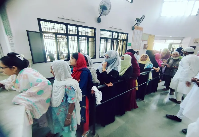 अमरोहा : स्वास्थ्य पर भारी पड़ रही गर्मी, अस्पतालों में उमड़ी मरीजों की भीड़