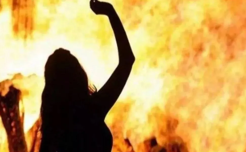बदायूं: अतिरिक्त दहेज के लिए गैस जलाकर महिला को लगाई आग, अस्पताल में भर्ती
