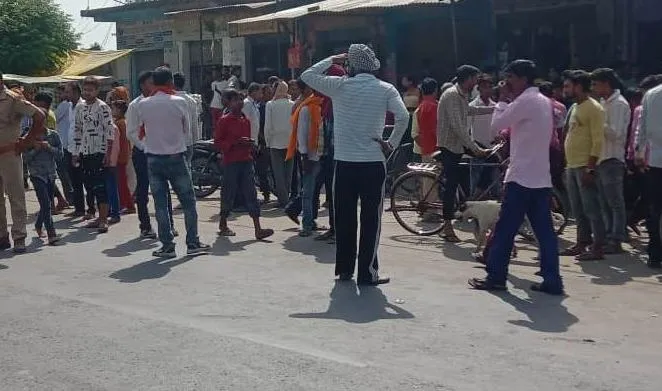 पीलीभीत: समोसे बनाते वक्त अचानक सिलेंडर में लगी आग, रेस्टोरेंट मालिक समेत चार झुलसे...आसपास की दुकानों तक पहुंची लपटें