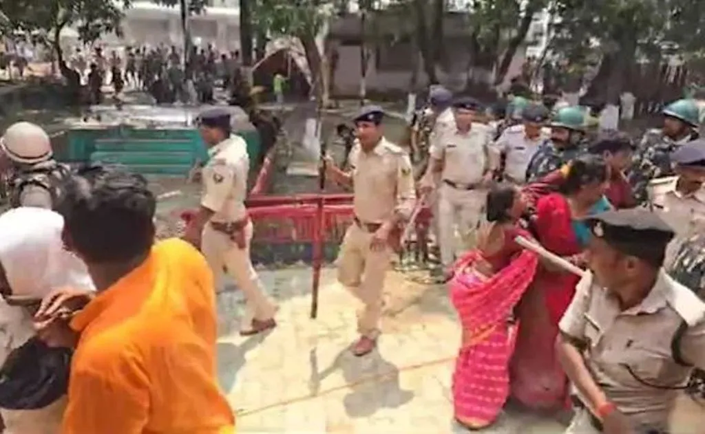 बिहार: जीजा-साली ने पुलिस हिरासत में किया सुसाइड, आक्रोशित ग्रामीणों ने थाने पर किया प्रदर्शन और पथराव...मचा बवाल